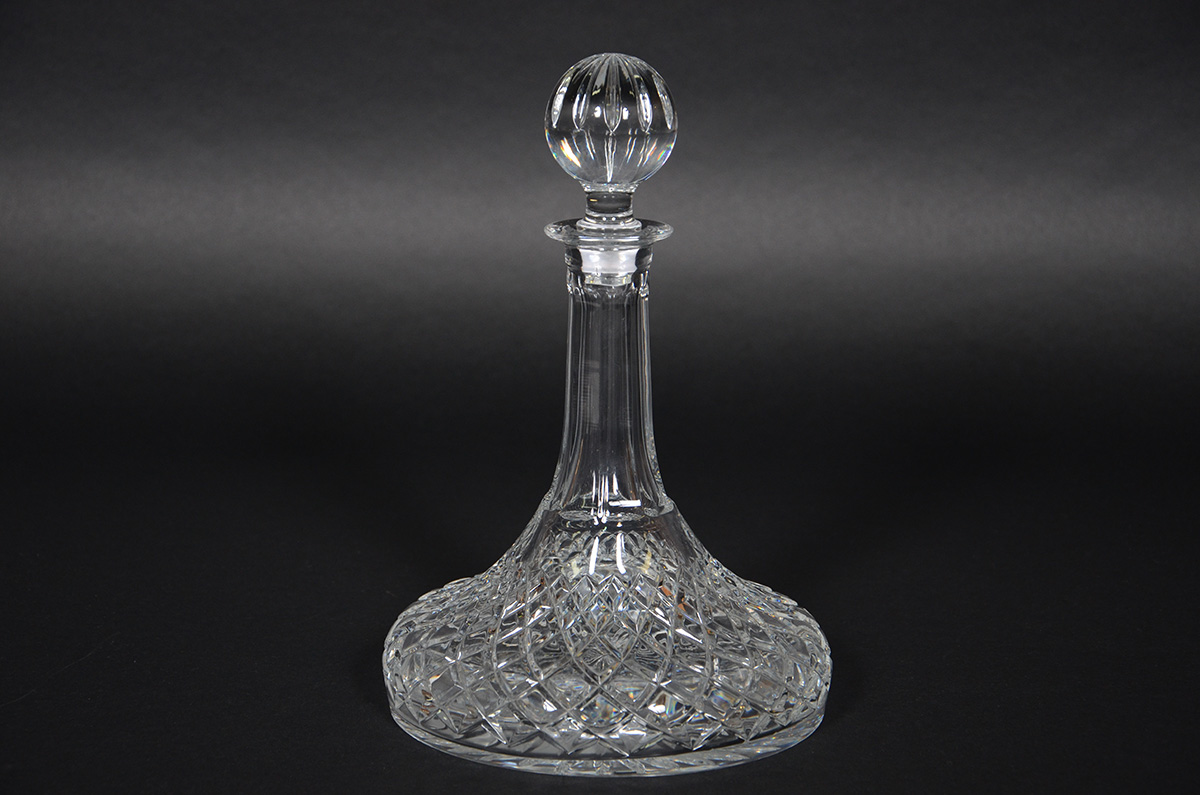 Garrafa de navio de cristal tcheco lapidado.