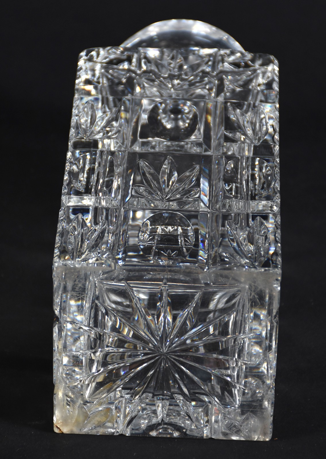 Garrafa de cristal europeu lapidado, bicado na base. - foto 4 de 5