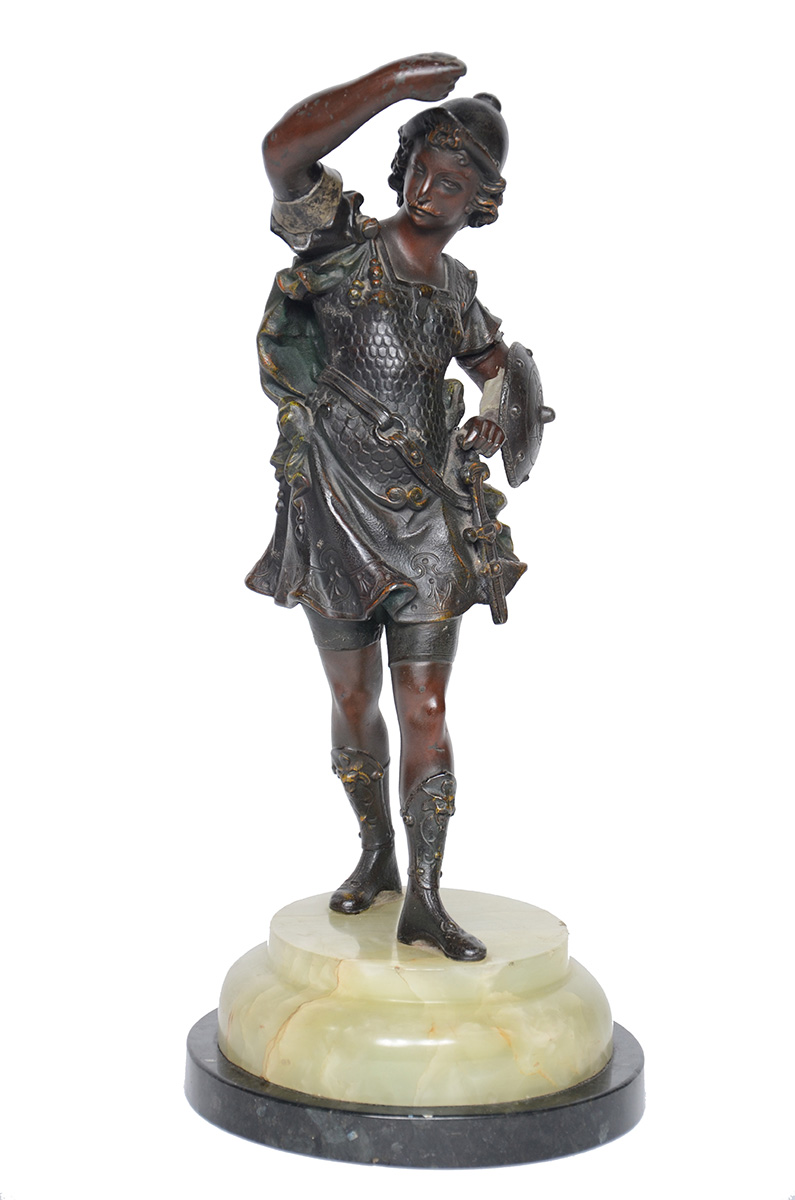 Escultura de petit bronze representando soldado com escudo, base de... - foto 1 de 3