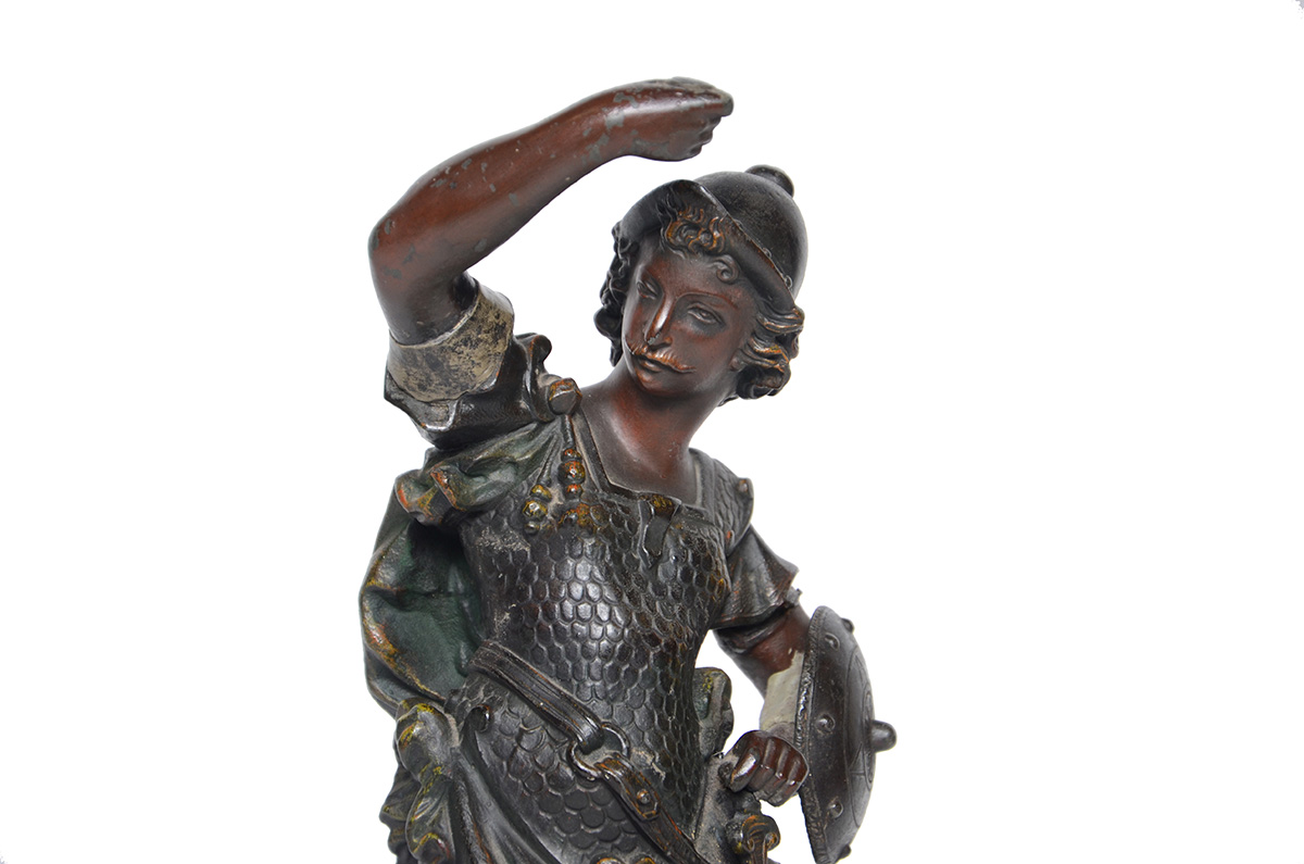 Escultura de petit bronze representando soldado com escudo, base de... - foto 2 de 3