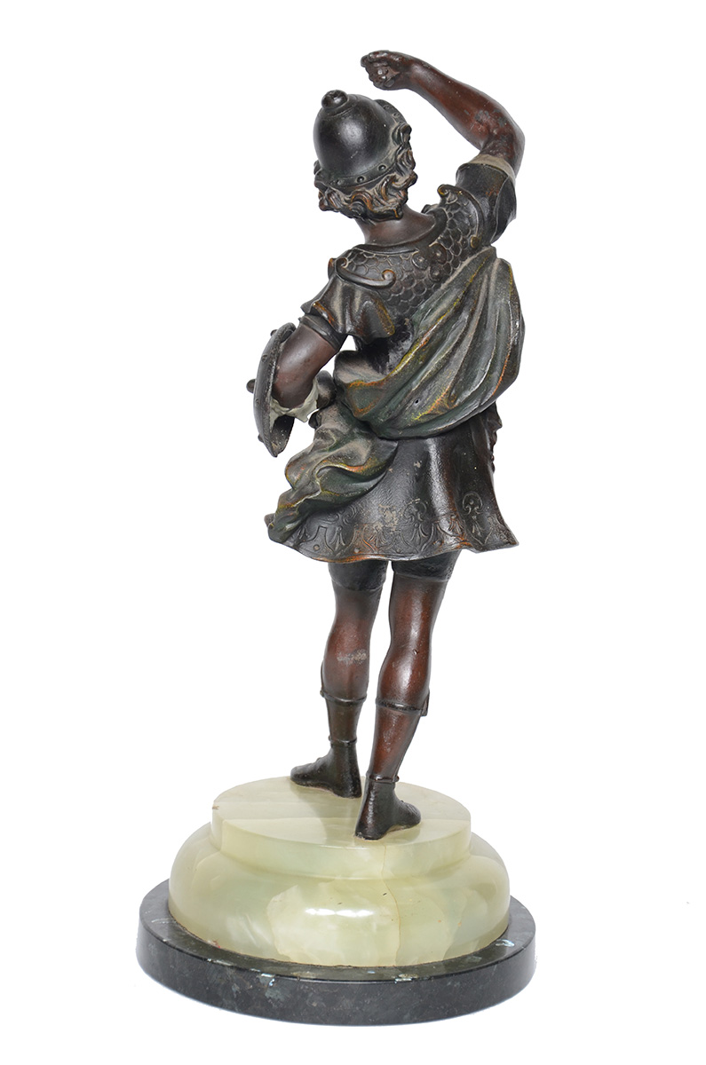 Escultura de petit bronze representando soldado com escudo, base de... - foto 3 de 3