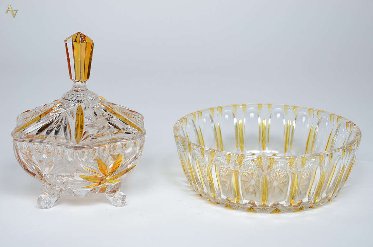 Duas peças de cristal lapidado double amarelo, sendo bomboniere...
