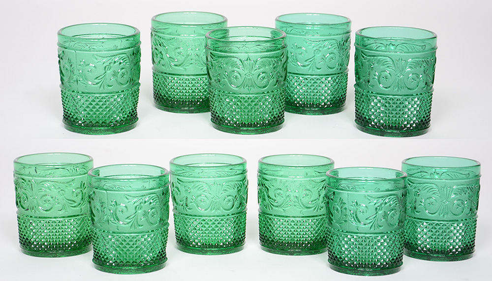 Conjunto com onze copos de vidro verde trabalhado.