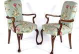 Par de cadeiras com braços de madeira nobre, es... - Par de cadeiras com braços de madeira nobre, estofamento floral.