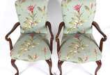 Par de cadeiras com braços de madeira nobre, es... - Par de cadeiras com braços de madeira nobre, estofamento floral.