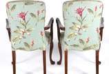 Par de cadeiras com braços de madeira nobre, es... - Par de cadeiras com braços de madeira nobre, estofamento floral.