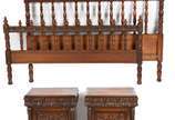 Cama de casal e par de mesinhas de cabeceira de... - Cama de casal e par de mesinhas de cabeceira de madeira nobre, detalhes torneados.