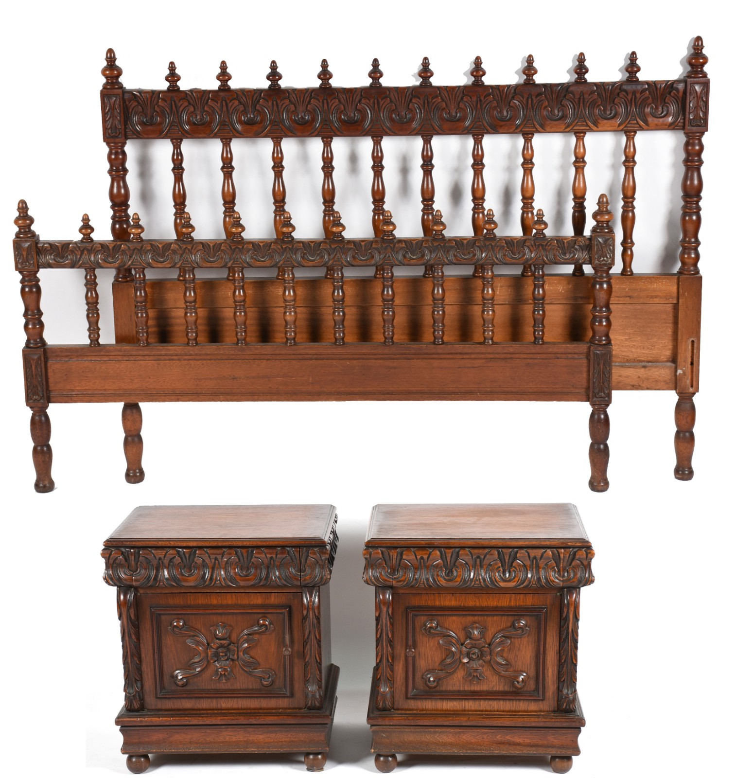 Cama de casal e par de mesinhas de cabeceira de madeira nobre... - foto 1 de 5