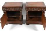 Cama de casal e par de mesinhas de cabeceira de... - Cama de casal e par de mesinhas de cabeceira de madeira nobre, detalhes torneados.