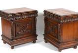 Cama de casal e par de mesinhas de cabeceira de... - Cama de casal e par de mesinhas de cabeceira de madeira nobre, detalhes torneados.