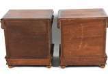 Cama de casal e par de mesinhas de cabeceira de... - Cama de casal e par de mesinhas de cabeceira de madeira nobre, detalhes torneados.