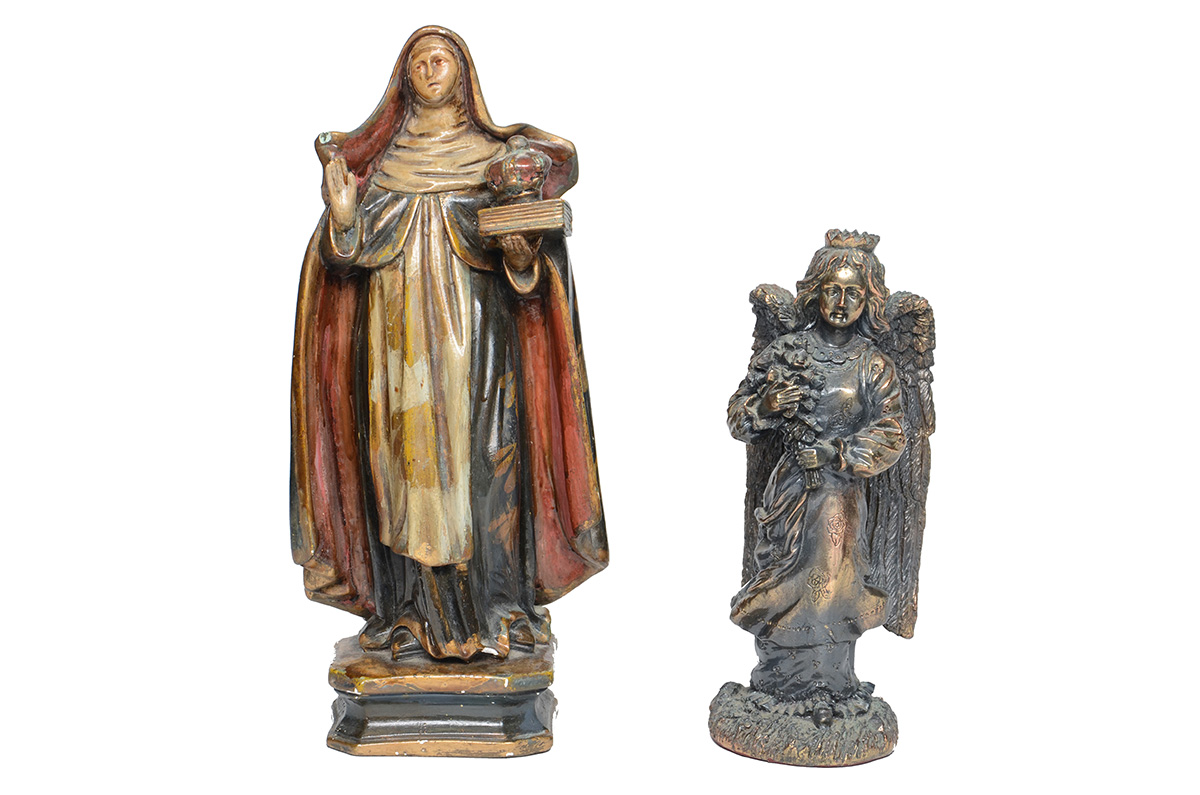 Duas imagens de gesso policromado, sendo Santo e anjo. Altura 32 cm e... - foto 1 de 2