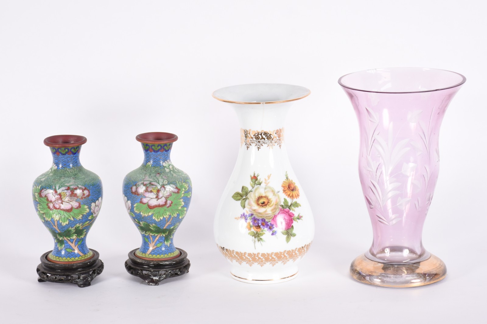 Diversas peças, sendo vaso de porcelana Real branca com flores e... - foto 1 de 11