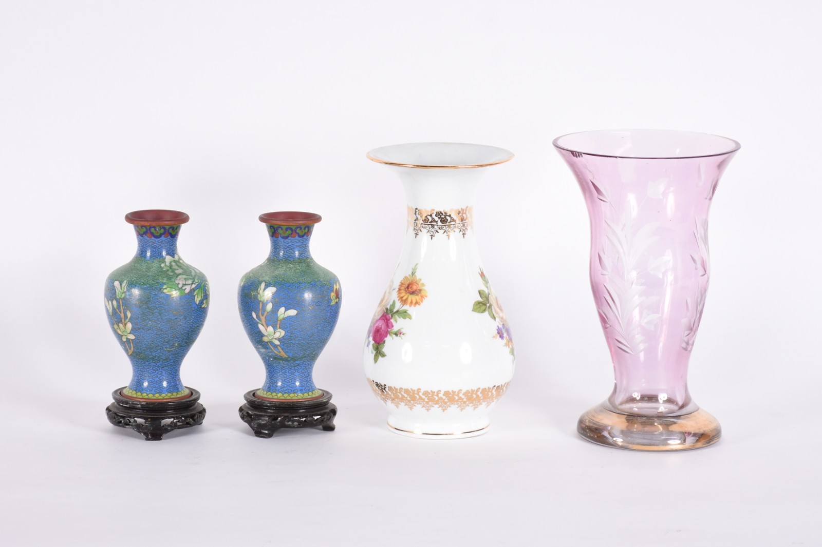 Diversas peças, sendo vaso de porcelana Real branca com flores e... - foto 3 de 11