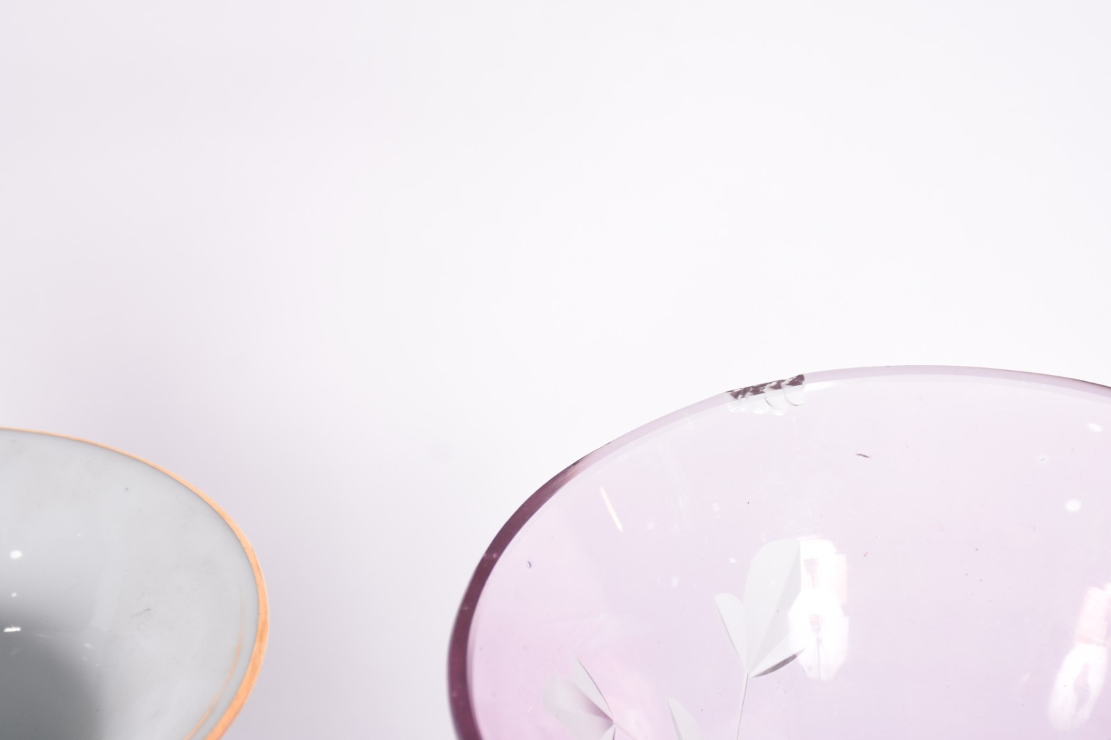 Diversas peças, sendo vaso de porcelana Real branca com flores e... - foto 4 de 11