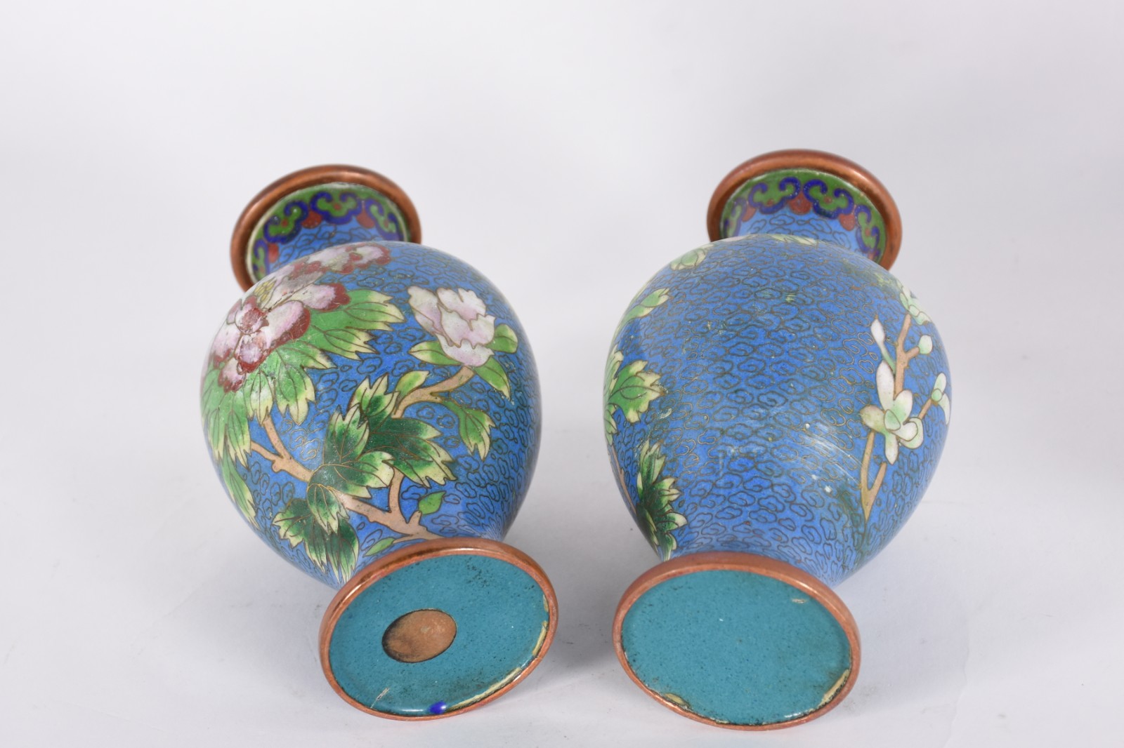 Diversas peças, sendo vaso de porcelana Real branca com flores e... - foto 5 de 11
