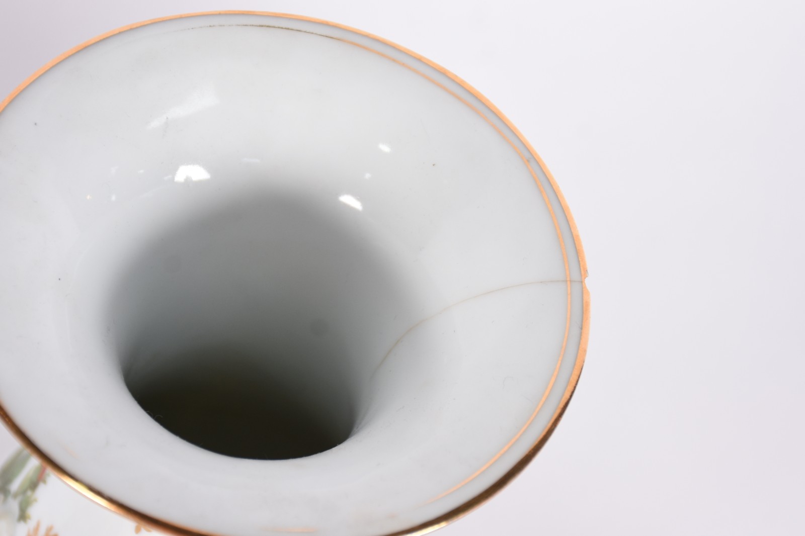 Diversas peças, sendo vaso de porcelana Real branca com flores e... - foto 6 de 11