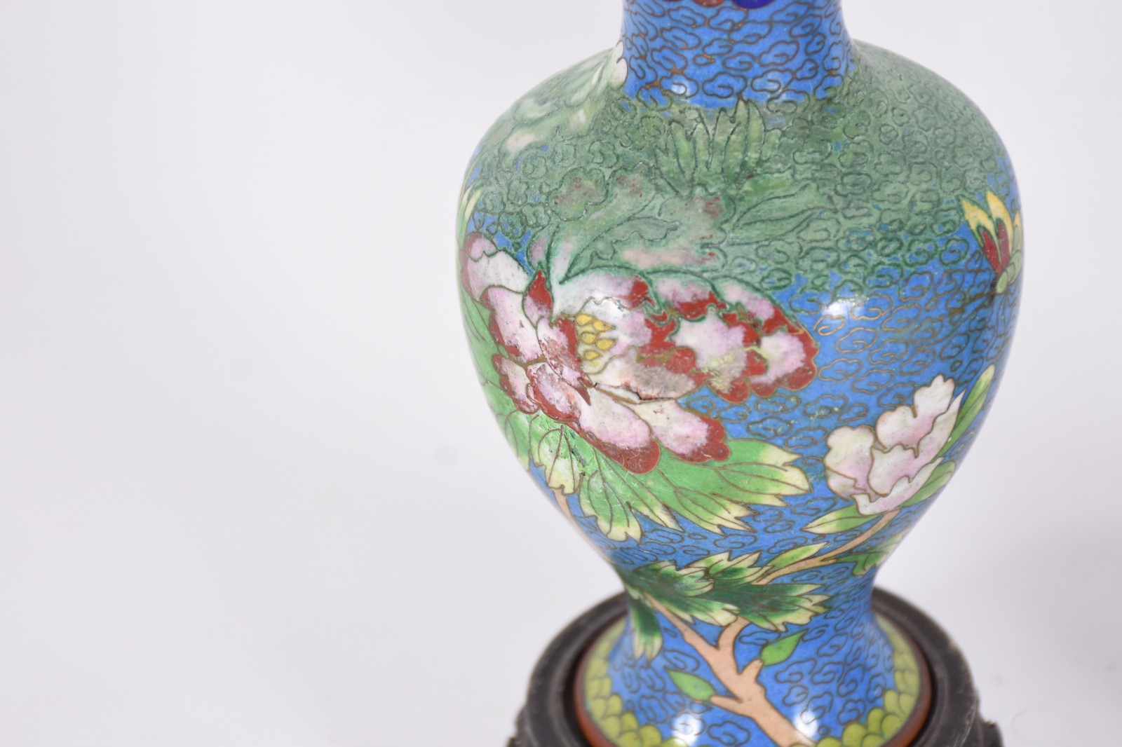 Diversas peças, sendo vaso de porcelana Real branca com flores e... - foto 7 de 11