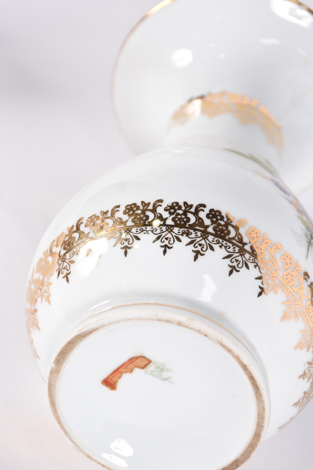 Diversas peças, sendo vaso de porcelana Real branca com flores e... - foto 8 de 11