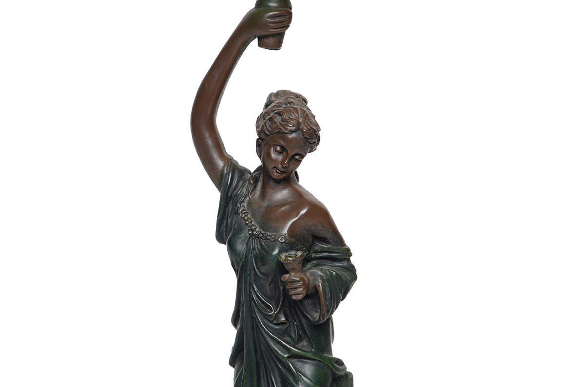Abajour com base de resina representando figura feminina e cúpula em... - foto 2 de 2