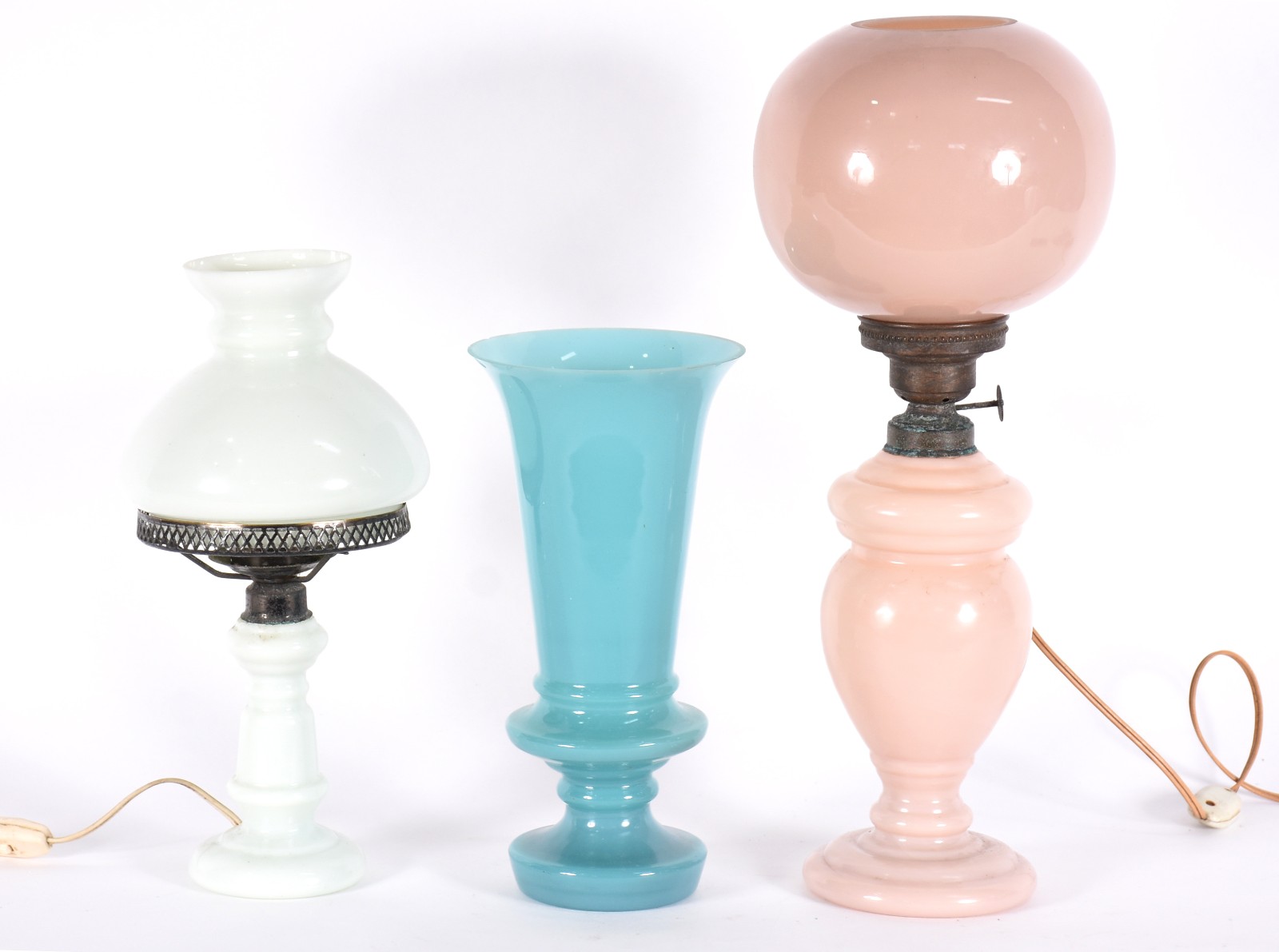 Três peças, sendo abatjour de opalina rosa, vaso de opalina azul (com... - foto 1 de 6