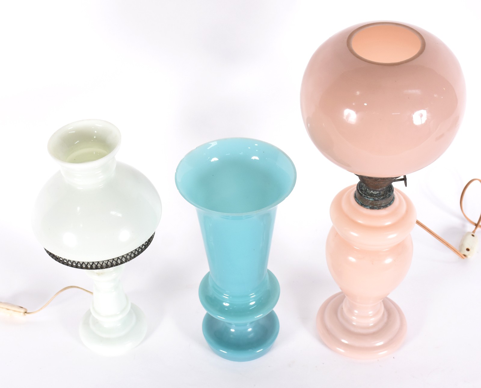 Três peças, sendo abatjour de opalina rosa, vaso de opalina azul (com... - foto 2 de 6