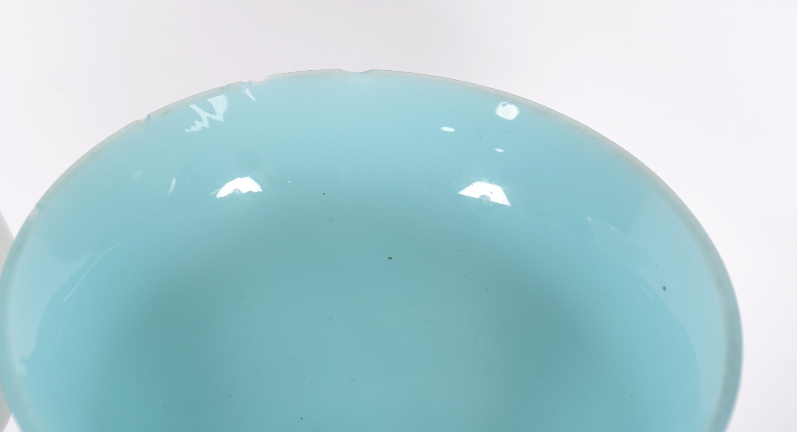 Três peças, sendo abatjour de opalina rosa, vaso de opalina azul (com... - foto 5 de 6