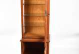 Vitrine de madeira nobre com 5 prateleiras de v... - Vitrine de madeira nobre com 5 prateleiras de vidro.