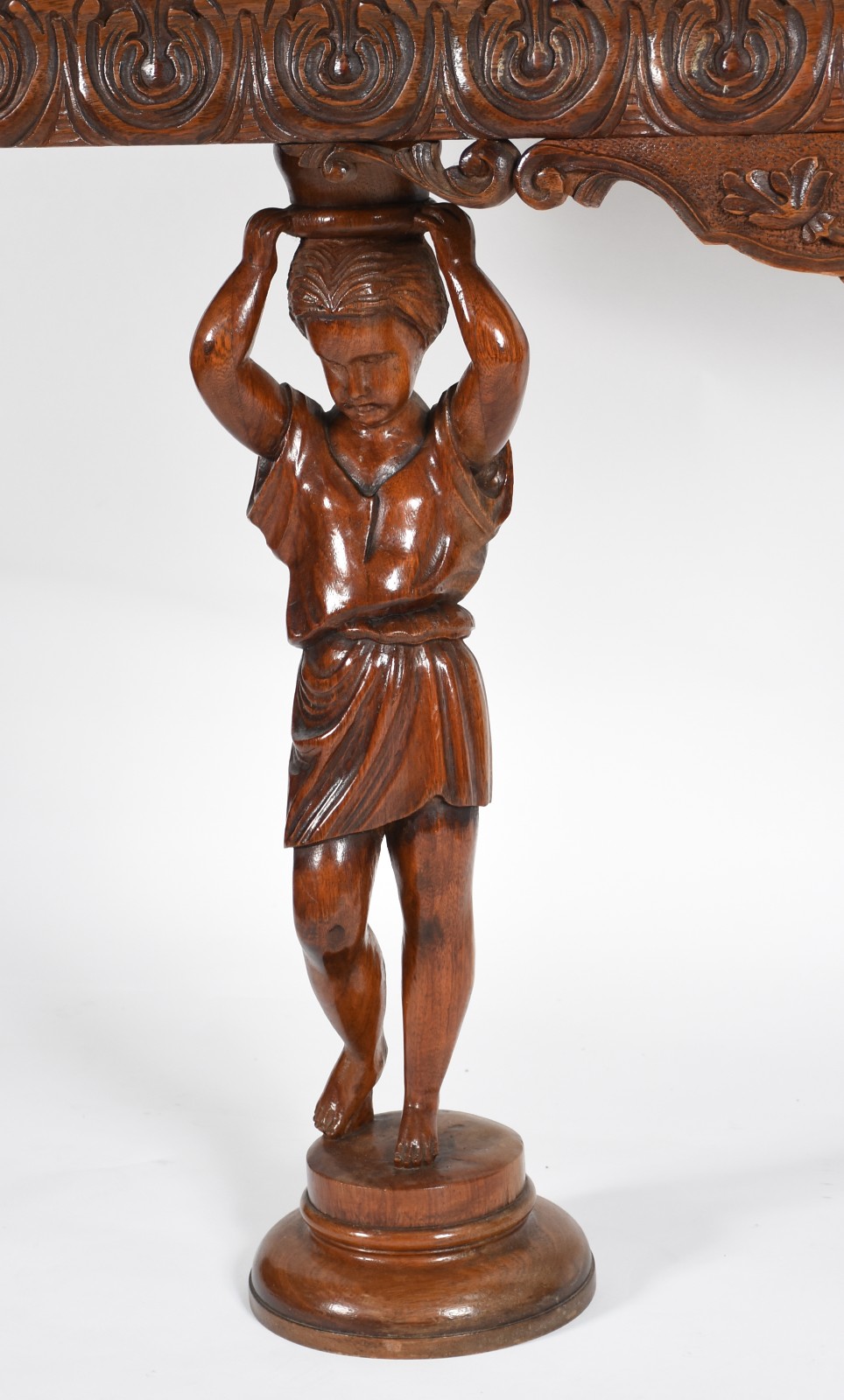 Console de madeira, base com figuras femininas e tampo de mármore. - foto 4 de 7