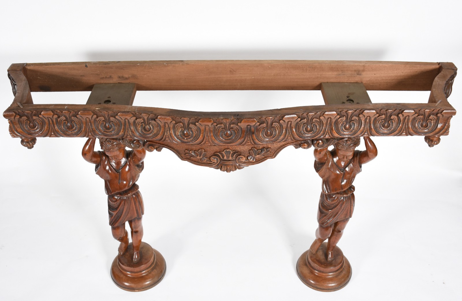 Console de madeira, base com figuras femininas e tampo de mármore. - foto 7 de 7