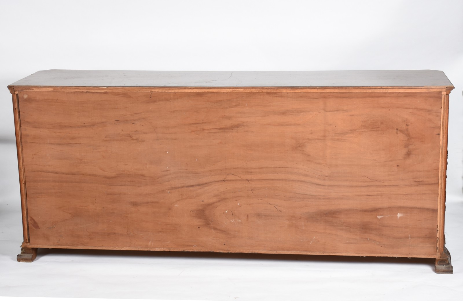 Buffet de cerejeira entalhado, quatro portas e quatro gavetas... - foto 6 de 6