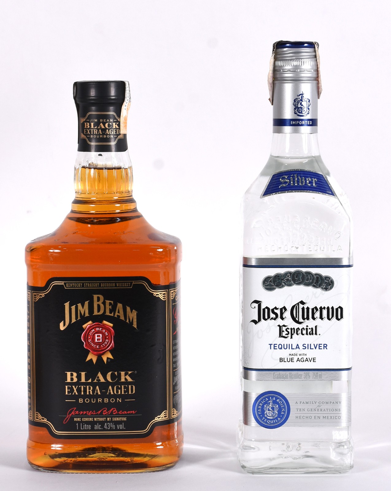 Duas garrafas de bebidas sendo uma de whisky Jim Beam e tequila José... - foto 1 de 2