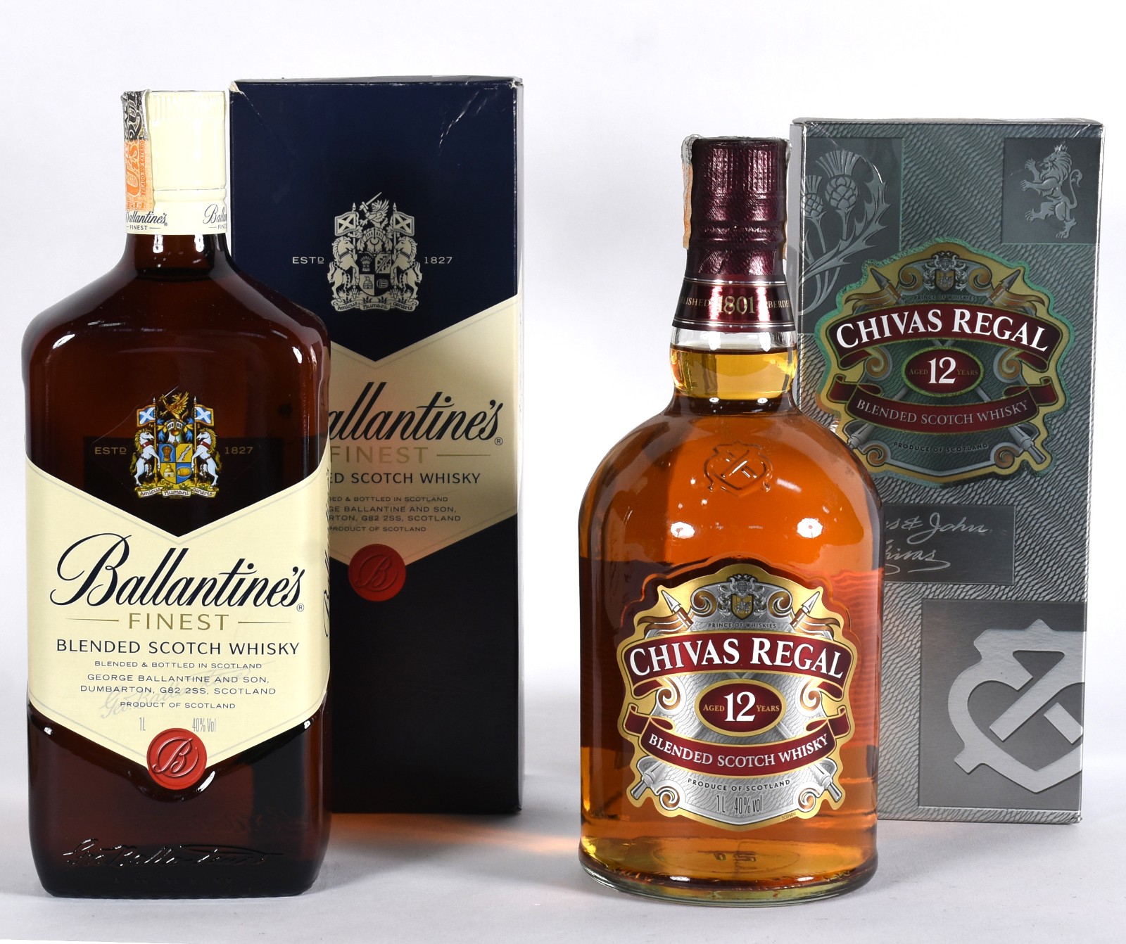 Duas garrafas de whisky, sendo Chivas Regal 12 anos e Ballantines. - foto 1 de 4