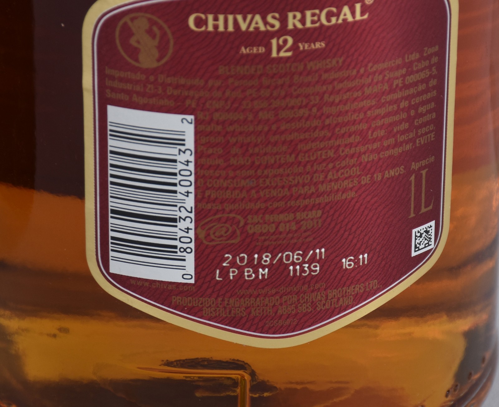 Duas garrafas de whisky, sendo Chivas Regal 12 anos e Ballantines. - foto 3 de 4