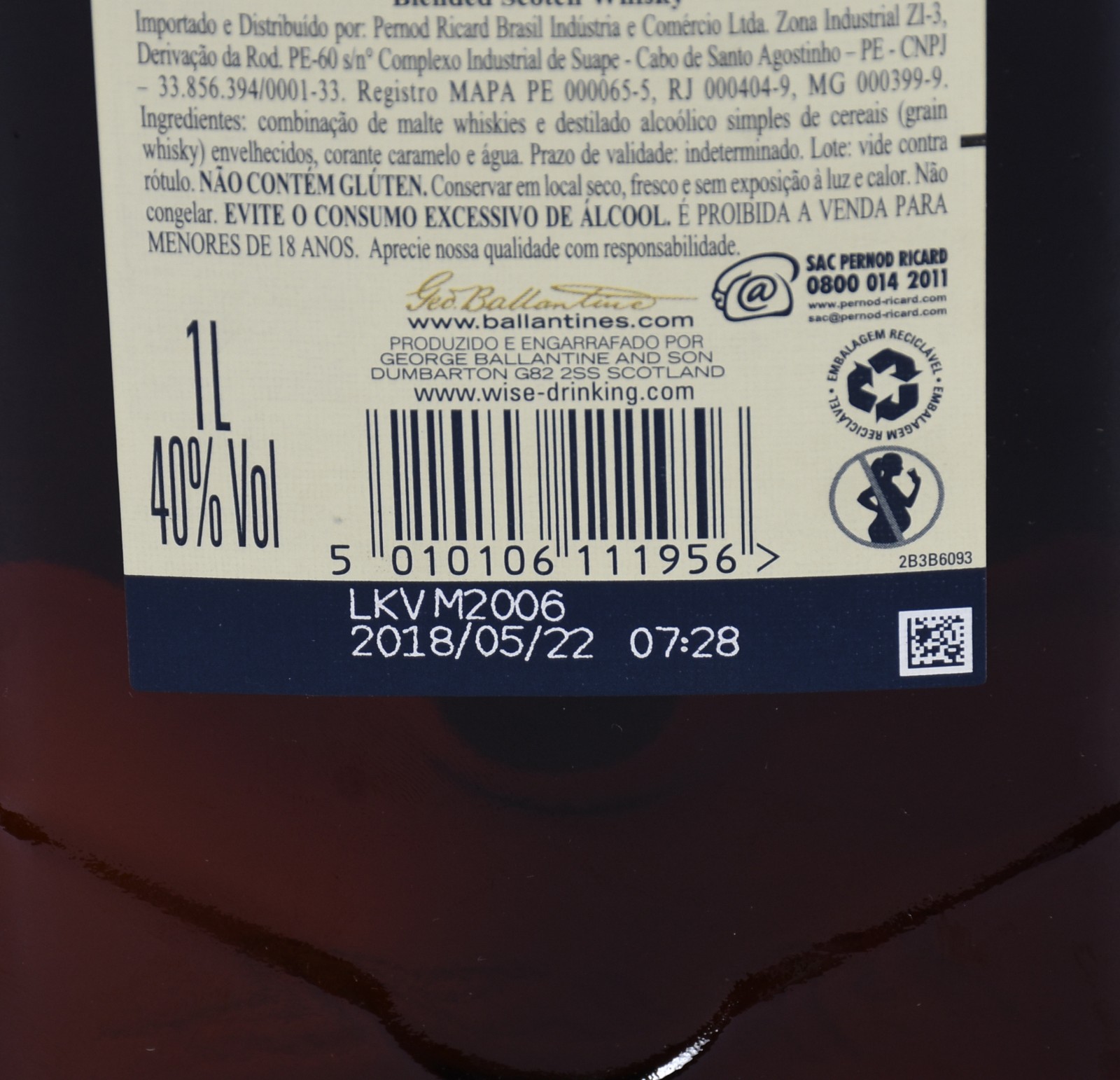 Duas garrafas de whisky, sendo Chivas Regal 12 anos e Ballantines. - foto 4 de 4