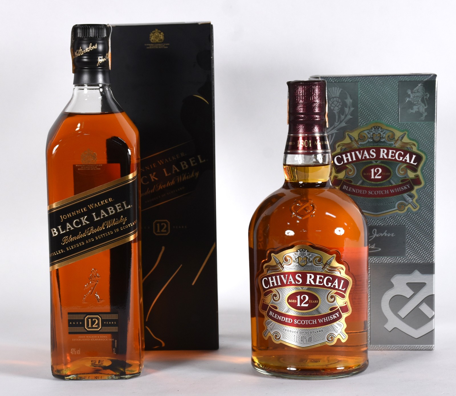 Duas garrafas de whisky, sendo Black Label e Chivas 12 anos. - foto 1 de 3