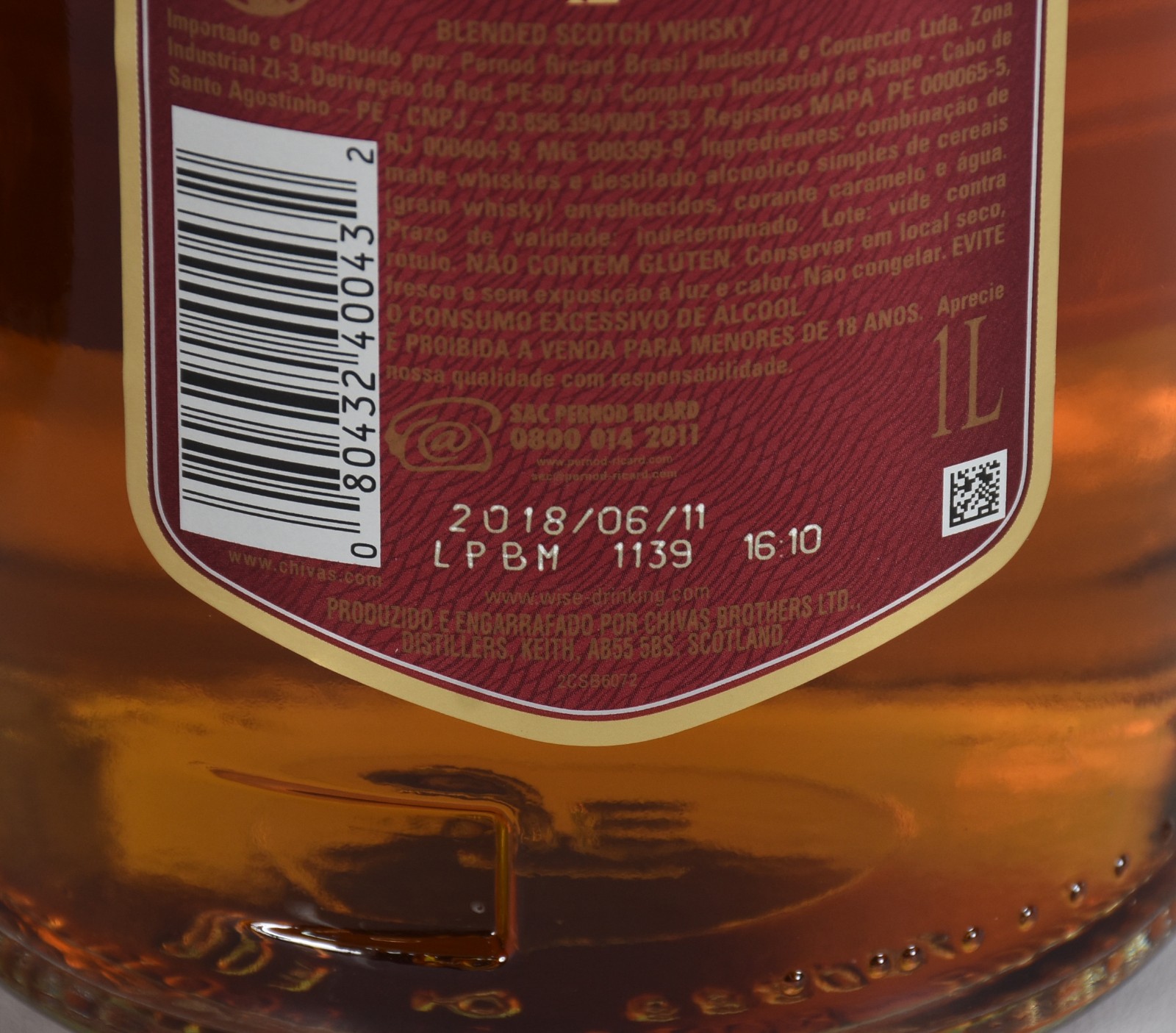 Duas garrafas de whisky, sendo Black Label e Chivas 12 anos. - foto 3 de 3