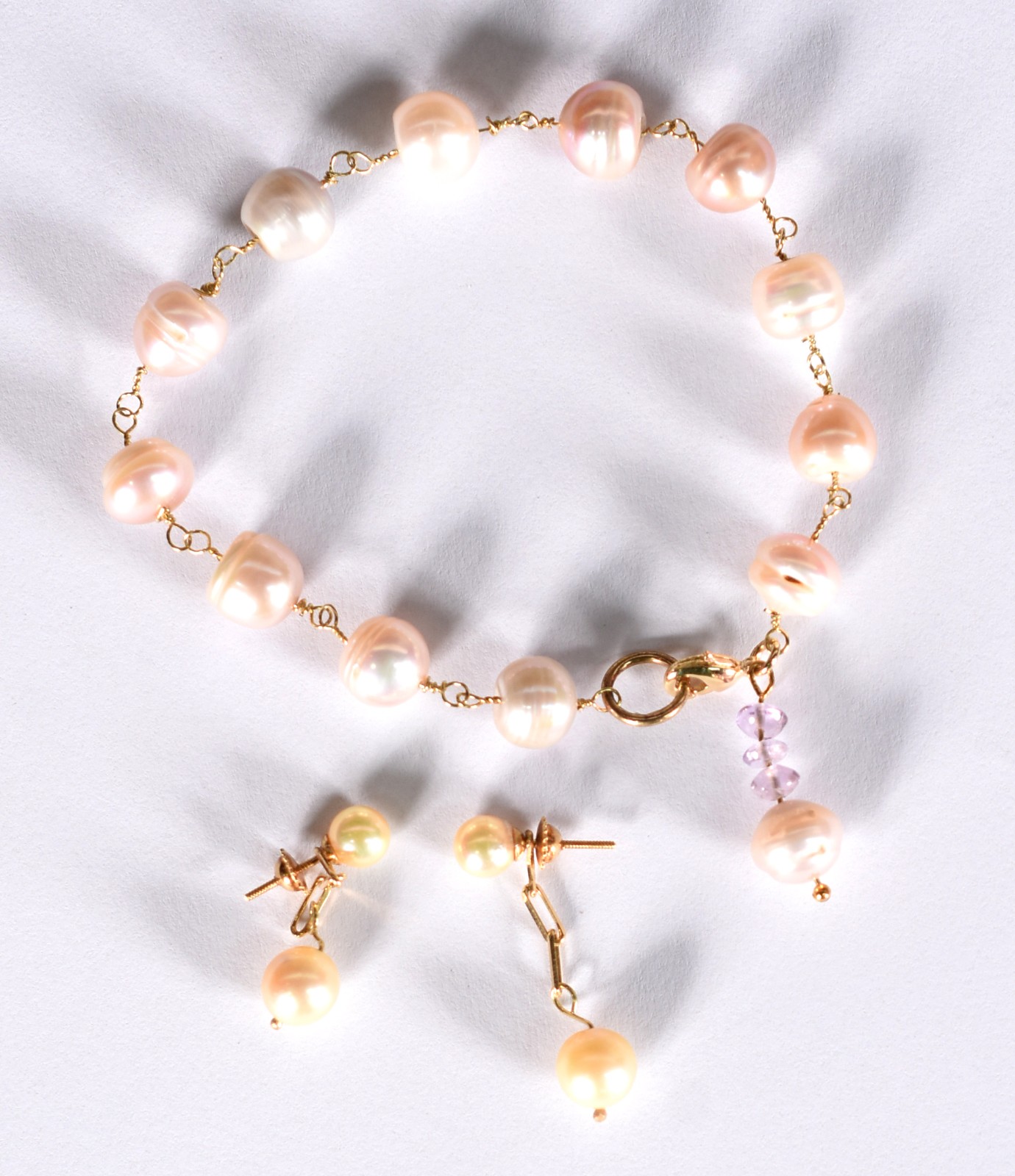 Conjunto composto de: Par de brincos de perolas e pulseira com... - foto 1 de 5