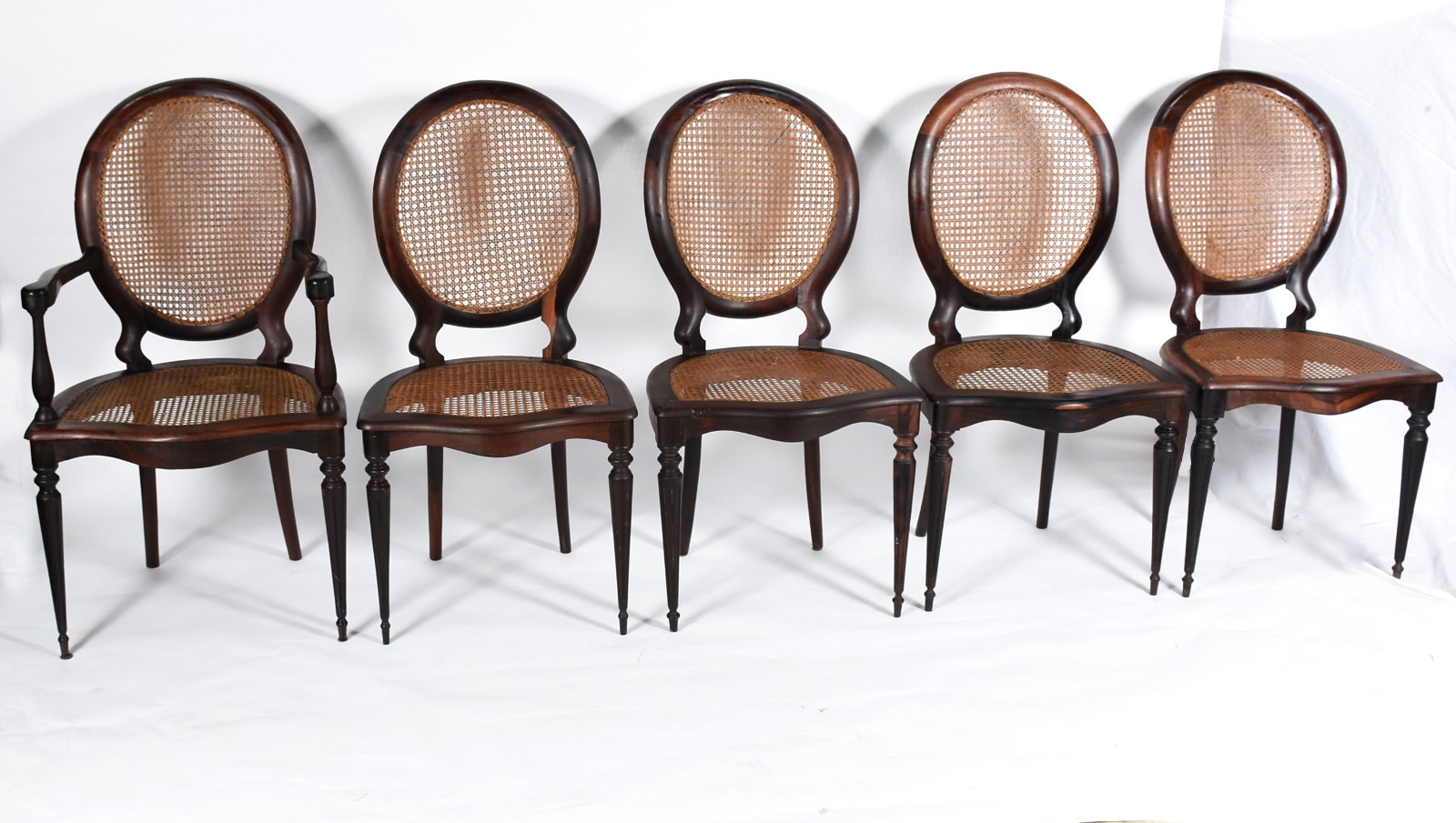 Mesa de jantar com tampo de mármore preto e base de madeira nobre... - foto 4 de 10