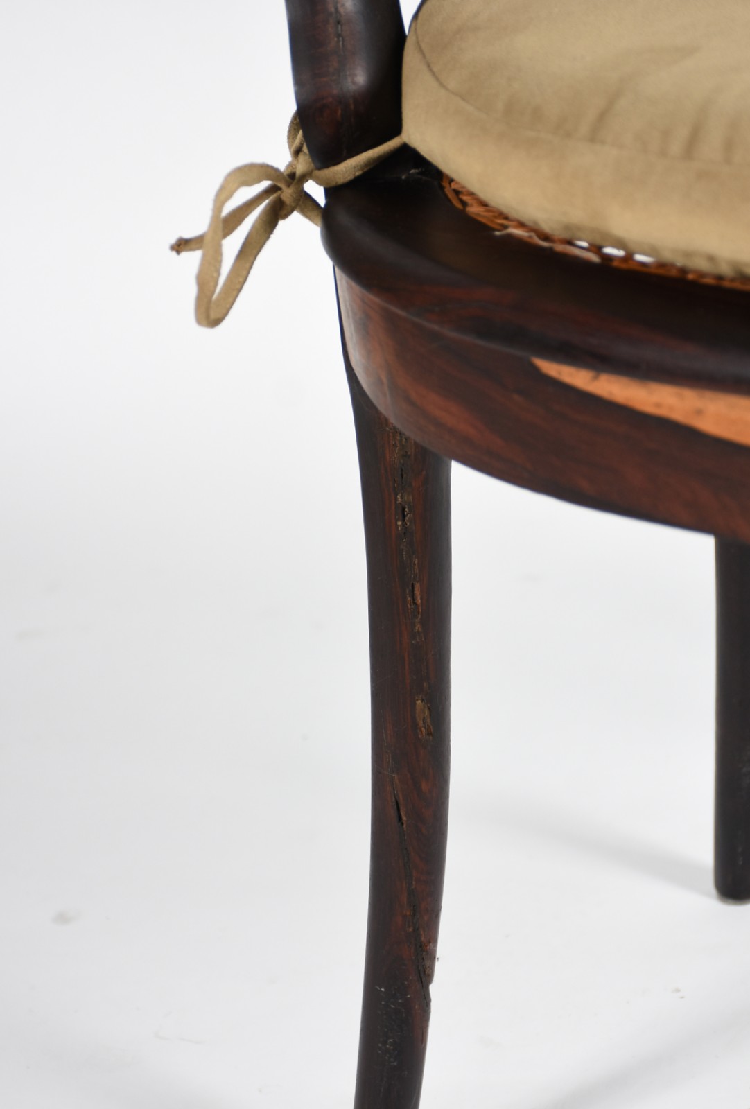 Mesa de jantar com tampo de mármore preto e base de madeira nobre... - foto 6 de 10