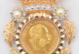 Pendente  e/ou broche  de ouro 18k brilhantes p... - Pendente  e/ou broche  de ouro 18k brilhantes pérolas tendo ao centro  moeda  Império Austro-Hungaro  de 1 Ducato de 1915  de ouro 22 k  peso to...