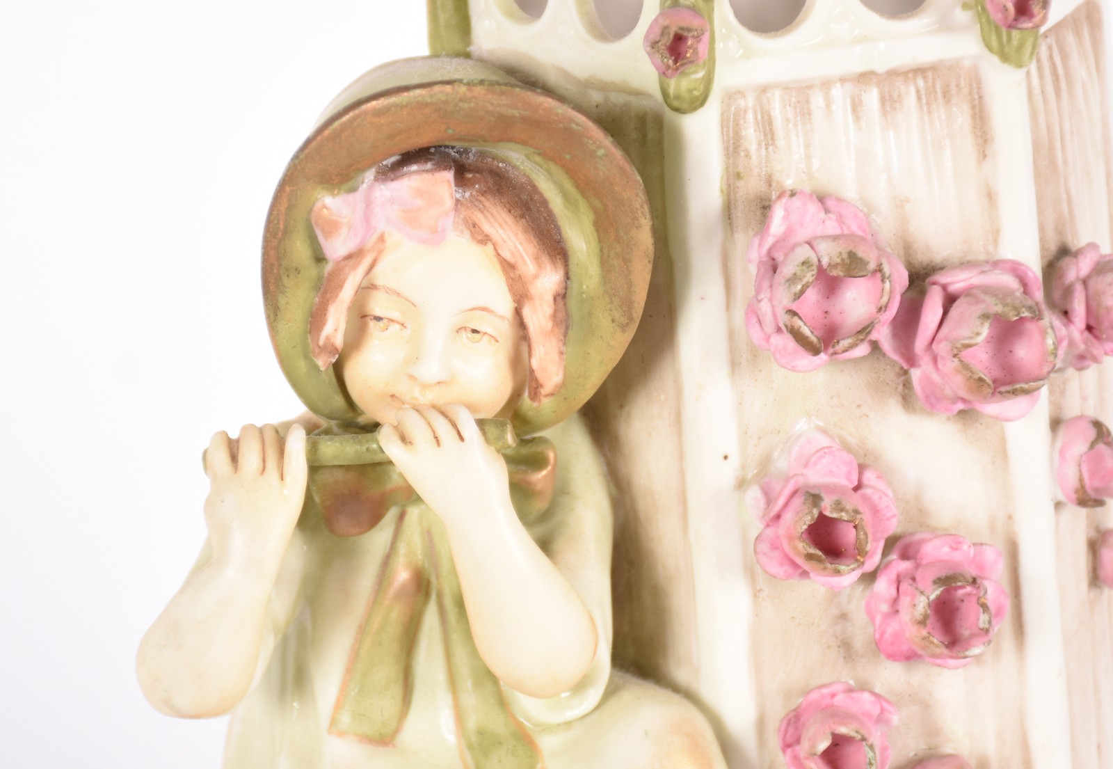 Floreira de porcelana austríaca policromada representando menina com... - foto 3 de 6