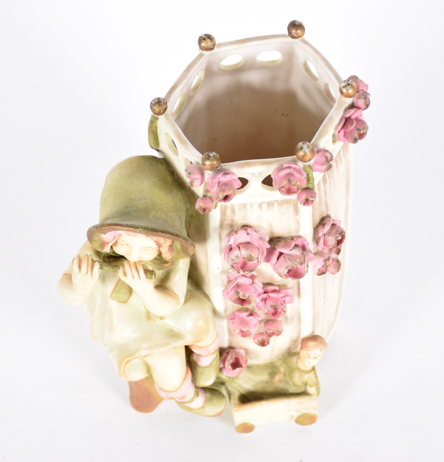 Floreira de porcelana austríaca policromada representando menina com... - foto 4 de 6