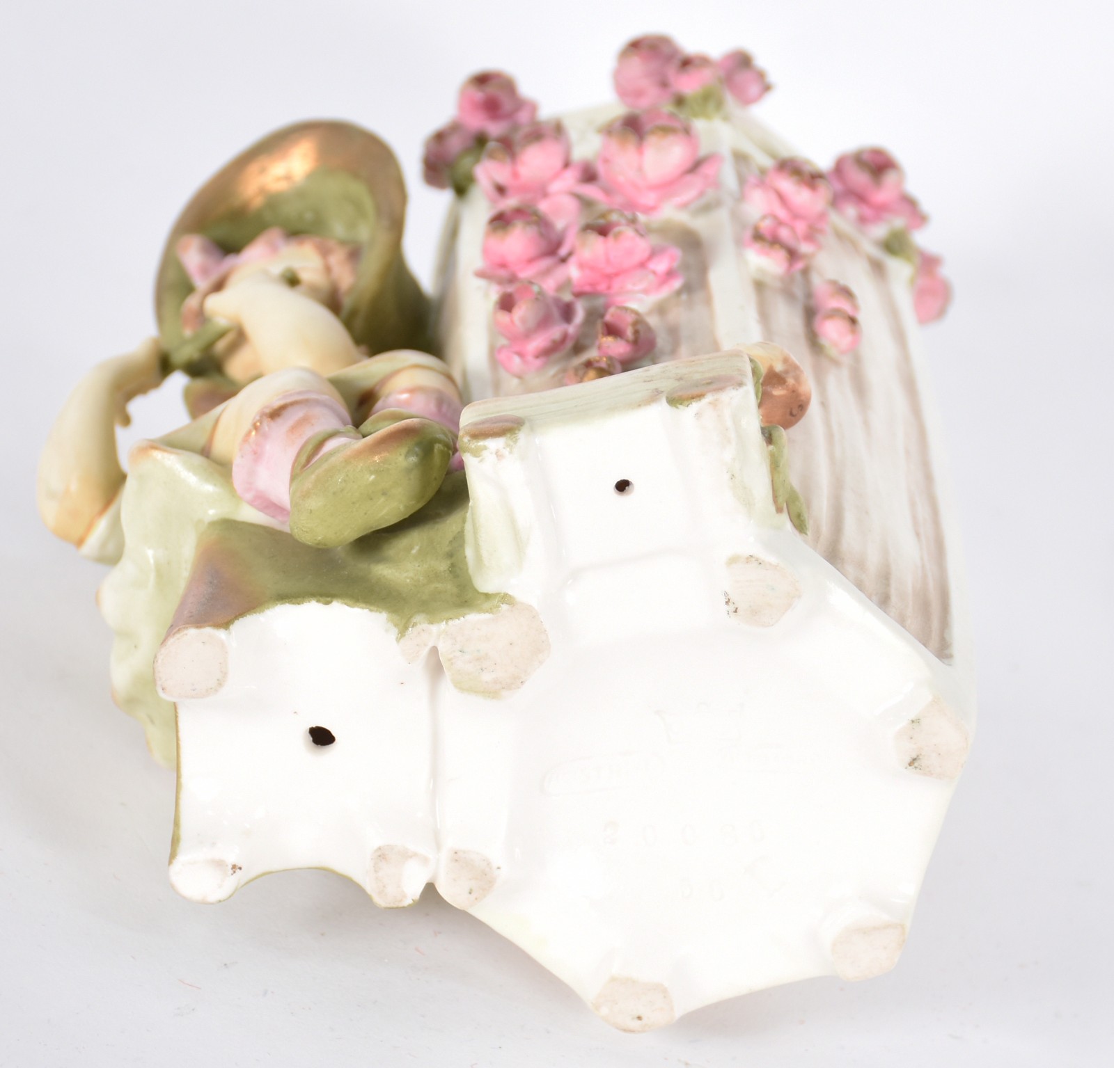 Floreira de porcelana austríaca policromada representando menina com... - foto 5 de 6