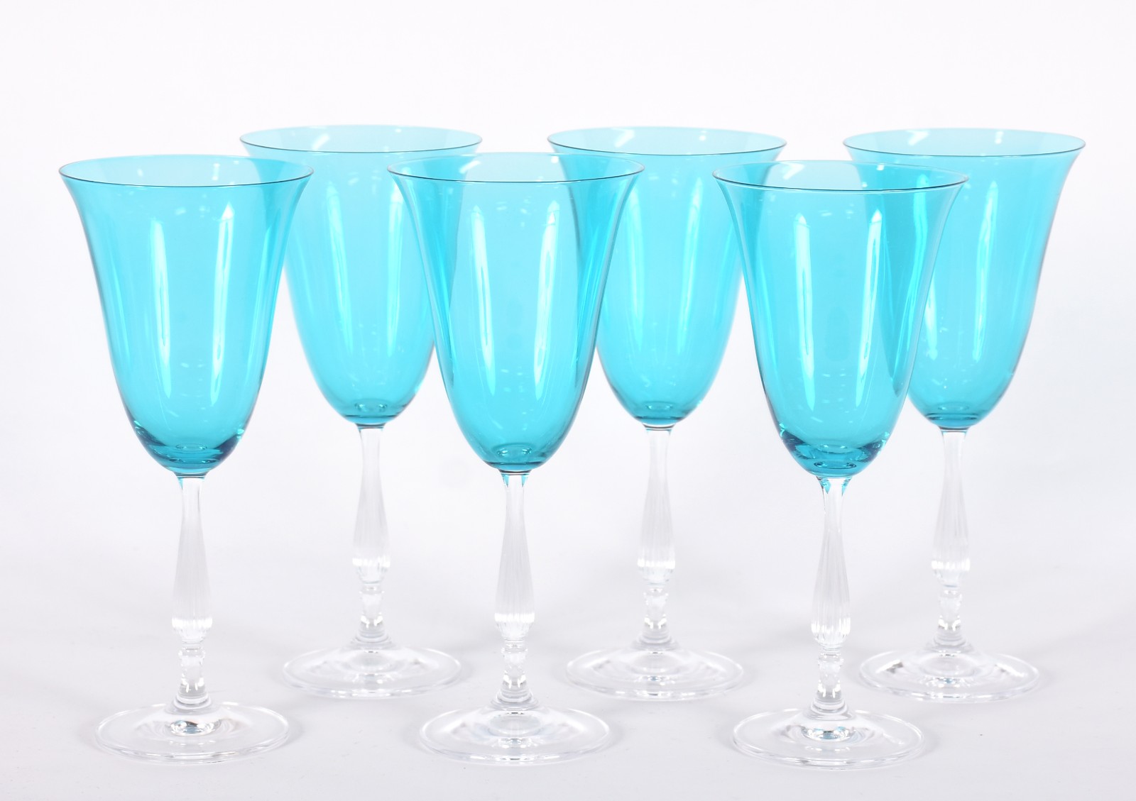 Seis taças de cristal para vinho na cor turquesa. - foto 1 de 2