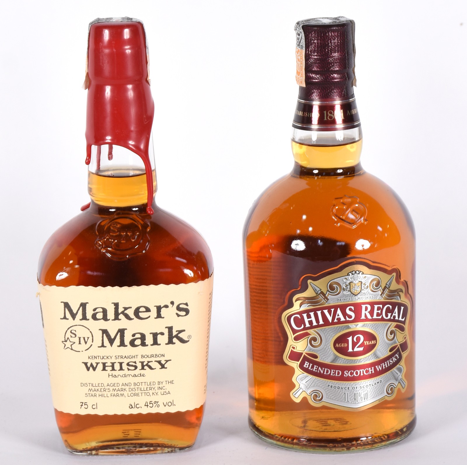 Duas garrafas, sendo Chivas 12 anos e Makers Mark. - foto 1 de 2