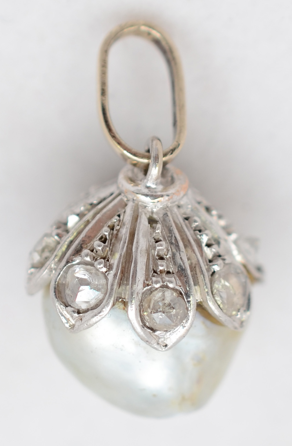 Pendente de pérola barroca cravada de ouro branco 18 k e brilhantes...
