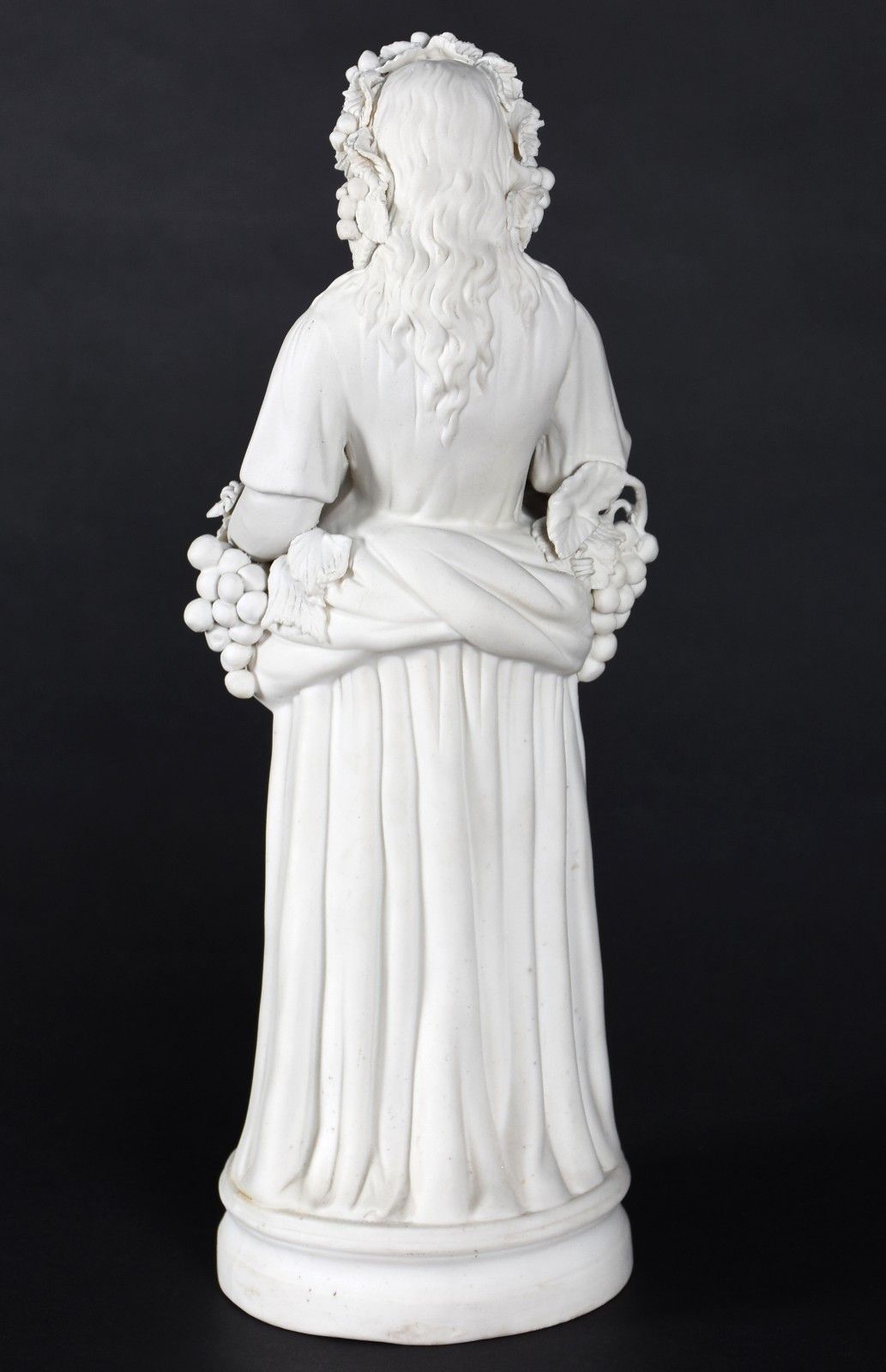 Escultura de biscuit representando dama com cachos de uvas nas mãos. - foto 3 de 4