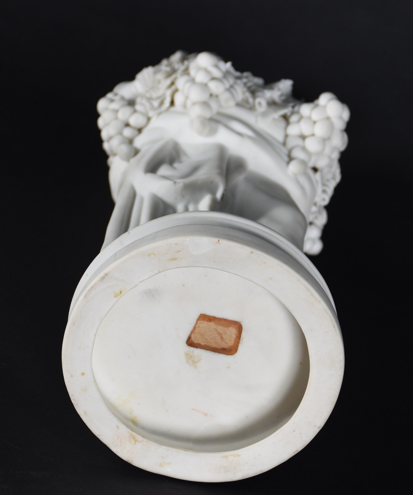 Escultura de biscuit representando dama com cachos de uvas nas mãos. - foto 4 de 4