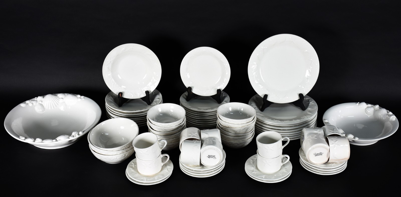 Aparelho de porcelana oriental branca com conchas em relevo na borda... - foto 1 de 5